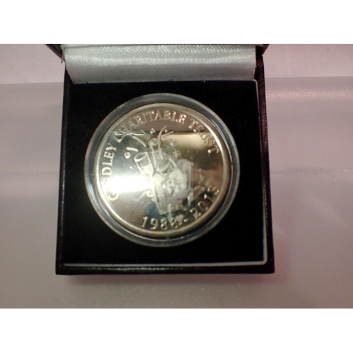 1083 - Greeley charitable trust silver anniversary medal. UK P&P Group 1 (£16+VAT for the first lot and £2+... 