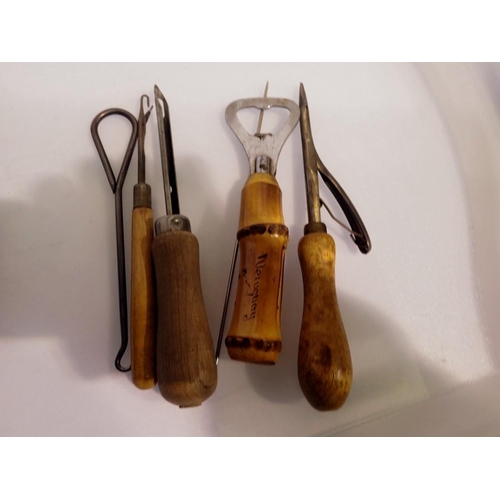 1086 - Small quantity of rug making  hand tools. UK P&P Group 1 (£16+VAT for the first lot and £2+VAT for s... 