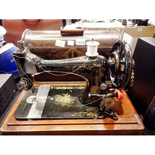 1434 - Victorian Singer hand-crank sewing machine in domed case. Not available for in-house P&P