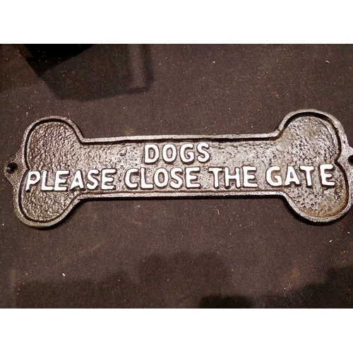 1437 - Cast iron sign, Dogs, Please Close the Gate sign. UK P&P Group 1 (£16+VAT for the first lot and £2+V... 