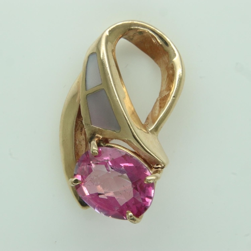 49 - 14ct gold pendant set with pink tourmaline and hard stone, H: 29 mm, 5.0g. UK P&P Group 0 (£6+VAT fo... 