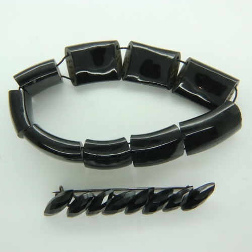 60 - Jet bracelet and brooch, largest L: 18 cm. UK P&P Group 1 (£16+VAT for the first lot and £2+VAT for ... 