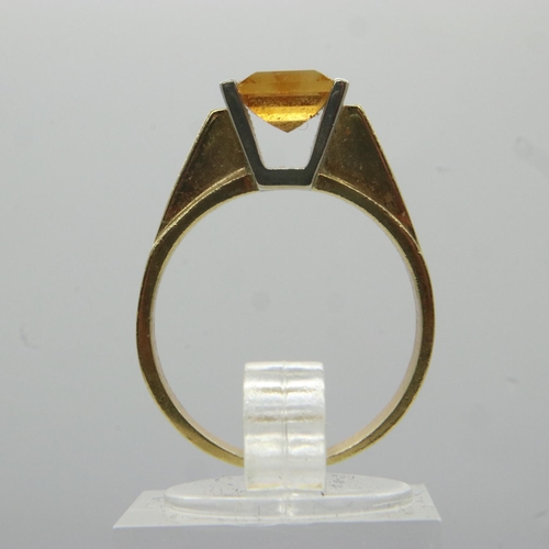 76 - 18ct gold ring, size M with emerald cut topaz, 5.4g. UK P&P Group 0 (£6+VAT for the first lot and £1... 