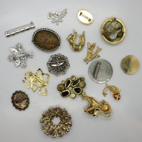 95 - Quantity of costume brooches. UK P&P Group 1 (£16+VAT for the first lot and £2+VAT for subsequent lo... 