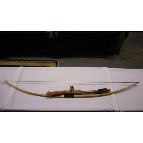 2091B - Re-enactment 66” longbow, approximately 20lbs at 28”, comes with quiver and six arrows. Not availabl... 