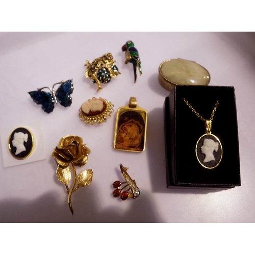 1061 - A quantity of jewellery items, including a pill box, pendant and cameo's. UK P&P Group 1 (£16+VAT fo... 