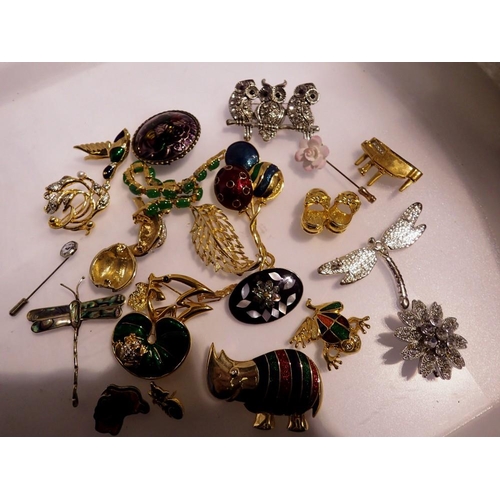 1062 - Large quantity of costume jewellery and brooches. UK P&P Group 1 (£16+VAT for the first lot and £2+V... 