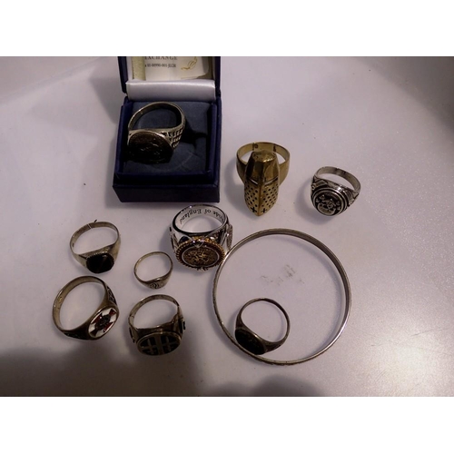 1072 - Quantity of rings with some silver examples. UK P&P Group 1 (£16+VAT for the first lot and £2+VAT fo... 