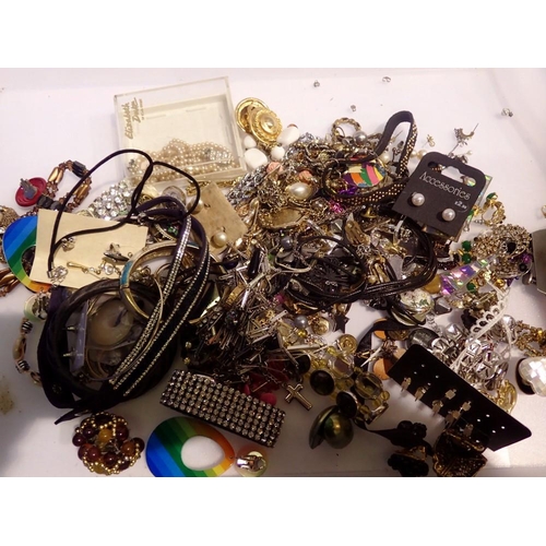 1077 - Large quantity of costume jewellery. UK P&P Group 2 (£20+VAT for the first lot and £4+VAT for subseq... 
