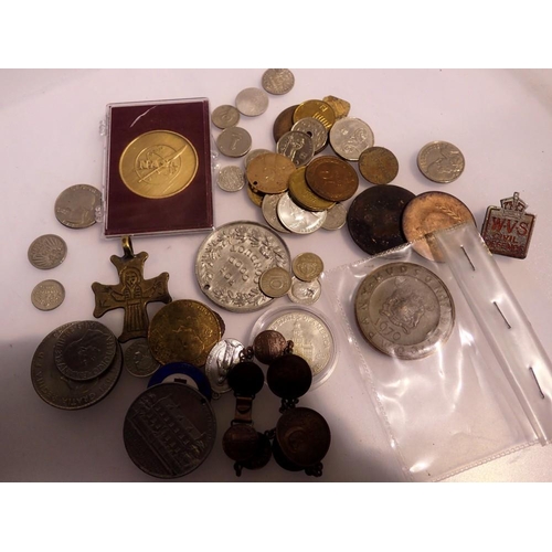 1085 - Quantity of coins, badges and medallions, some silver. UK P&P Group 1 (£16+VAT for the first lot and... 