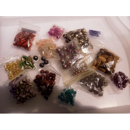 1086 - Jewellery making beads, mainly glass. UK P&P Group 1 (£16+VAT for the first lot and £2+VAT for subse... 