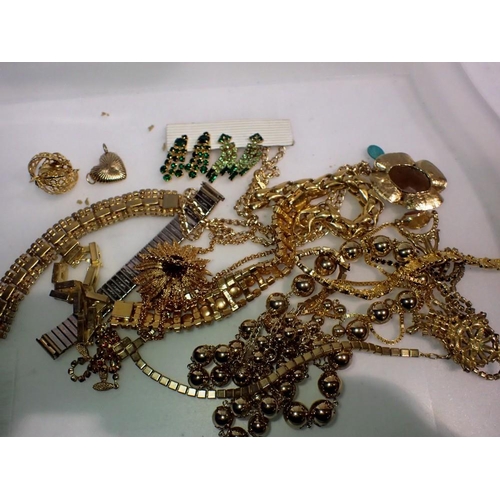 1088 - Box of yellow metal jewellery. UK P&P Group 1 (£16+VAT for the first lot and £2+VAT for subsequent l... 