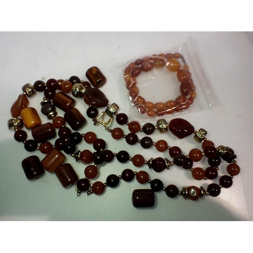 1090 - Mixed beads, including amber. UK P&P Group 1 (£16+VAT for the first lot and £2+VAT for subsequent lo... 