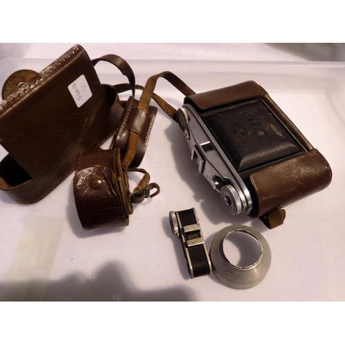 1096 - Isolette Compur-Rapid camera, housed in original leather case with accessories. UK P&P Group 2 (£20+... 
