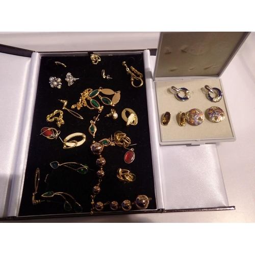 1098 - Collection of mixed earrings. UK P&P Group 1 (£16+VAT for the first lot and £2+VAT for subsequent lo... 