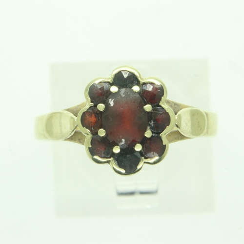 33 - 14ct gold ring set with garnets, size P, 2.8g. UK P&P Group 0 (£6+VAT for the first lot and £1+VAT f... 