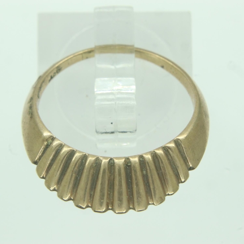 55 - 9ct gold ring with scalloped edges, size P, 3.3g. UK P&P Group 0 (£6+VAT for the first lot and £1+VA... 