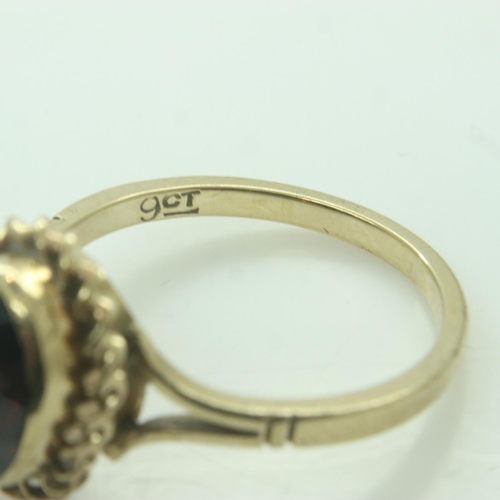 67 - 9ct gold ring set with a large garnet, size N, 2.7g. UK P&P Group 0 (£6+VAT for the first lot and £1... 