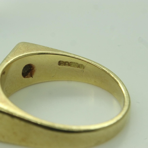 81 - 18ct gold mens band with inset diamond, size P, 8.7g. UK P&P Group 1 (£16+VAT for the first lot and ... 