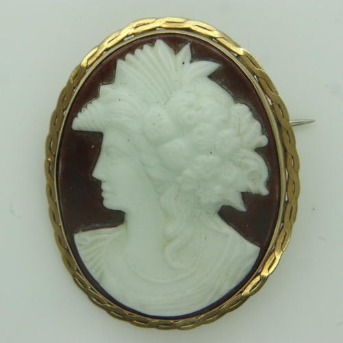 91 - Boxed 9ct gold cameo brooch, L: 40 mm, 8.2g. UK P&P Group 0 (£6+VAT for the first lot and £1+VAT for... 