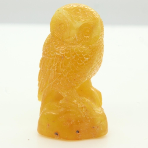 150 - Well carved natural amber figure in the form of an owl. UK P&P Group 1 (£16+VAT for the first lot an... 