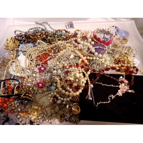 1107 - Tray of mixed costume jewellery. UK P&P Group 1 (£16+VAT for the first lot and £2+VAT for subsequent... 