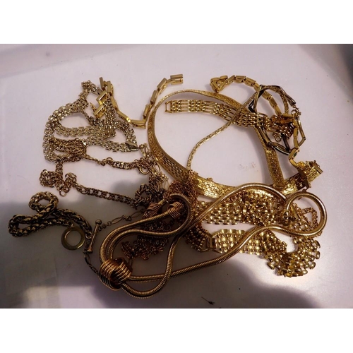 1108 - Mixed yellow metal jewellery. UK P&P Group 1 (£16+VAT for the first lot and £2+VAT for subsequent lo... 