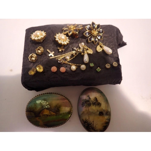 1110 - Two Pacific Islands painted brooches and a collection of earrings. UK P&P Group 1 (£16+VAT for the f... 
