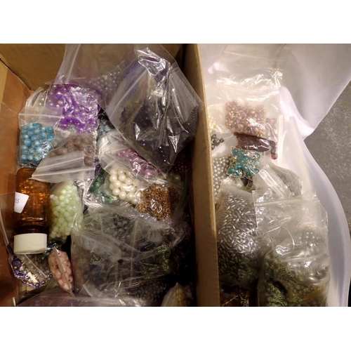 1119 - Large quantity of jewellery making beads, including glass examples. UK P&P Group 2 (£20+VAT for the ... 