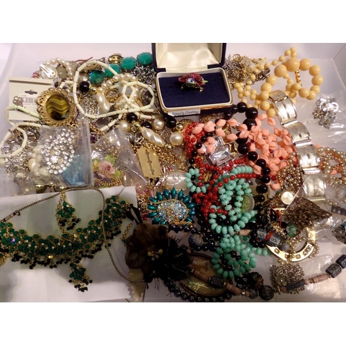 1122 - Tray of mixed costume jewellery. UK P&P Group 1 (£16+VAT for the first lot and £2+VAT for subsequent... 