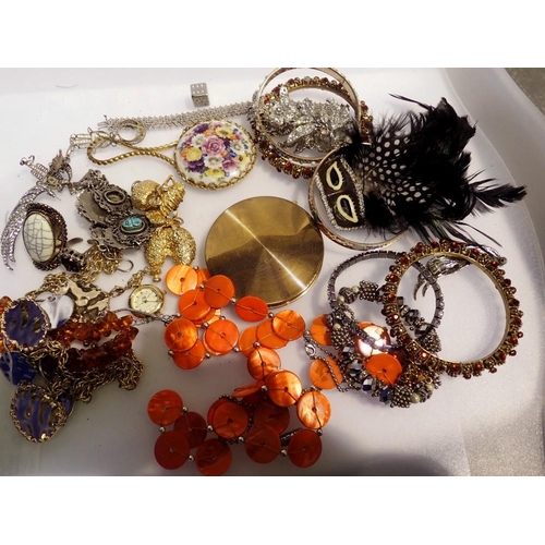 1125 - Quantity of mixed costume jewellery. UK P&P Group 1 (£16+VAT for the first lot and £2+VAT for subseq... 