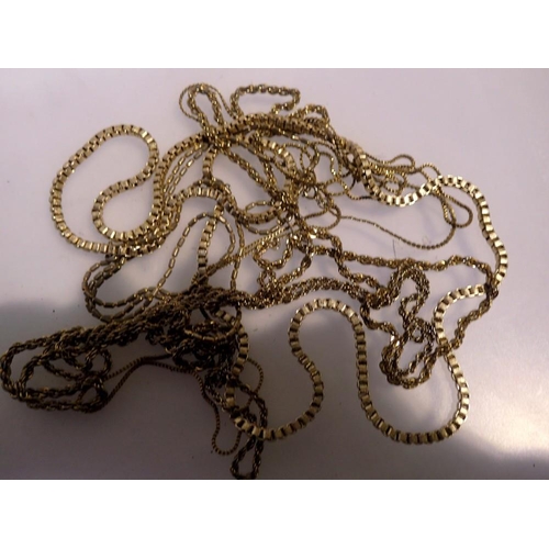 1126 - Quantity of yellow metal chains. UK P&P Group 1 (£16+VAT for the first lot and £2+VAT for subsequent... 