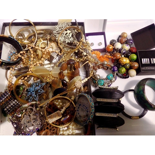1133 - Quantity of mixed jewellery mainly bangles. UK P&P Group 1 (£16+VAT for the first lot and £2+VAT for... 
