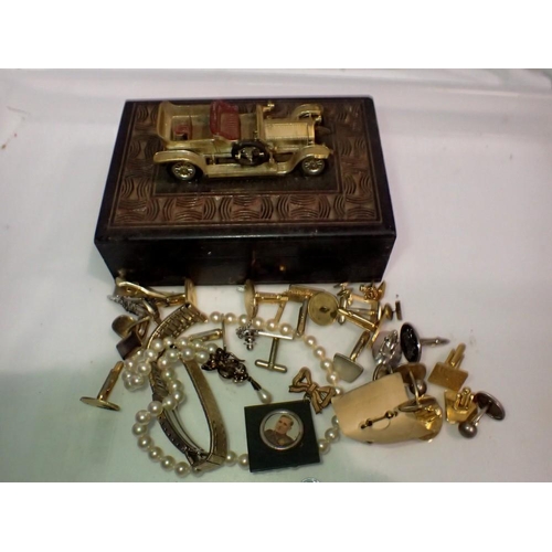 1135 - Wooden box with car on top containing mixed costume jewellery. UK P&P Group 2 (£20+VAT for the first... 
