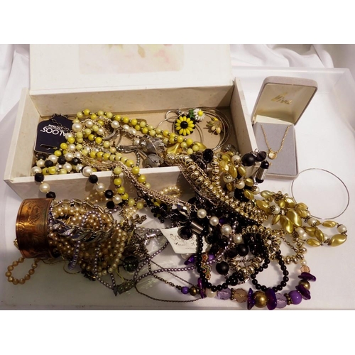 1147 - Box of mixed costume jewellery. UK P&P Group 1 (£16+VAT for the first lot and £2+VAT for subsequent ... 