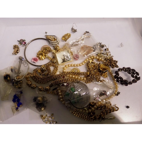 1148 - Mixed costume jewellery including bracelets. UK P&P Group 1 (£16+VAT for the first lot and £2+VAT fo... 