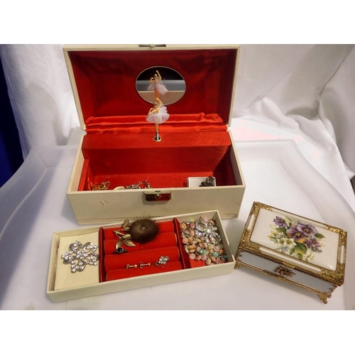 1149 - Two jewellery boxes with costume jewellery contents. UK P&P Group 2 (£20+VAT for the first lot and £... 