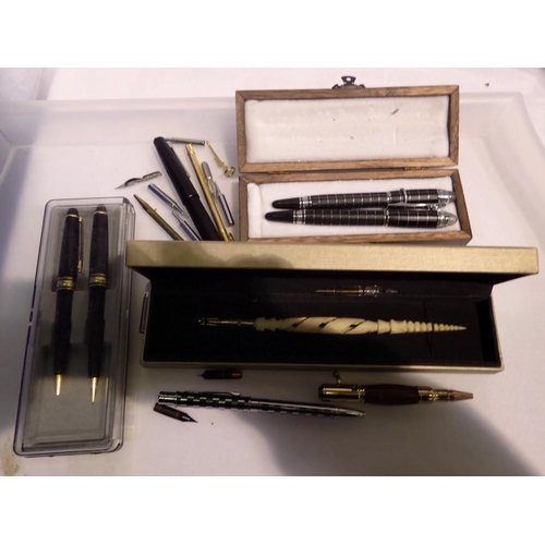 1150 - Box of mixed collectable pens. UK P&P Group 1 (£16+VAT for the first lot and £2+VAT for subsequent l... 