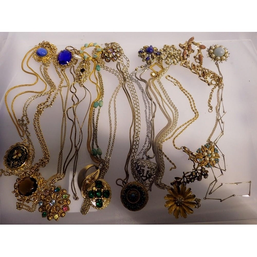 1162 - Twenty mixed costume jewellery pendants and chains. UK P&P Group 1 (£16+VAT for the first lot and £2... 