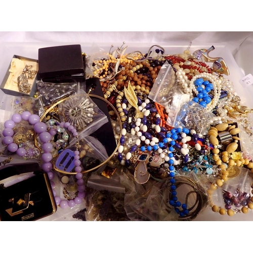 1163 - Tray of mixed costume jewellery. UK P&P Group 1 (£16+VAT for the first lot and £2+VAT for subsequent... 