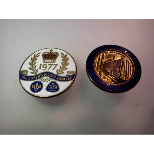 1172 - Enamel ship construction and Shipwright Association badge and Queens Silver Jubilee badge. UK P&P Gr... 