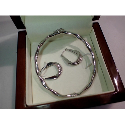 1177 - White metal bangle and earring set. UK P&P Group 1 (£16+VAT for the first lot and £2+VAT for subsequ... 