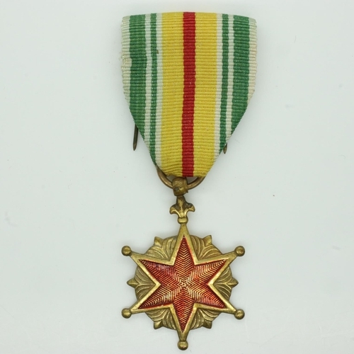 2266 - Vietnam War Era ARVN Battle Wound (Saigon Hero) Medal, UK P&P Group 2 (£20+VAT for the first lot and... 