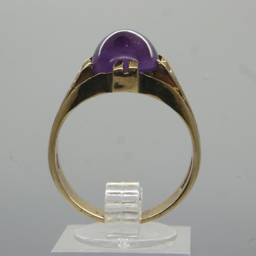 83 - 9ct gold ring set with amethyst cabochon, size T, 7.0g. UK P&P Group 1 (£16+VAT for the first lot an... 