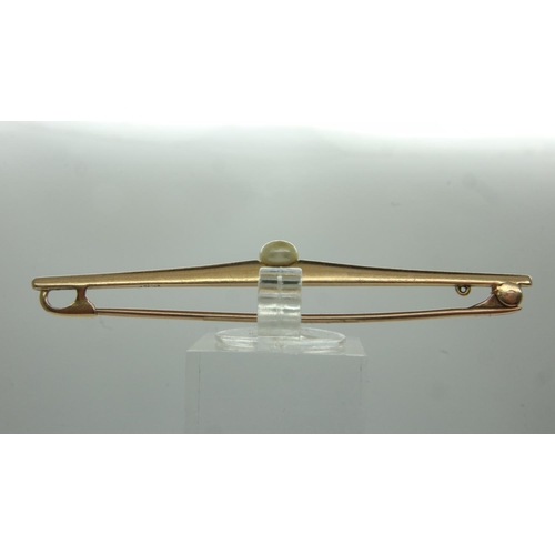 15 - 15ct gold bar brooch set with a single pearl, L: 60mm, 4.2g. UK P&P Group 1 (£16+VAT for the first l... 