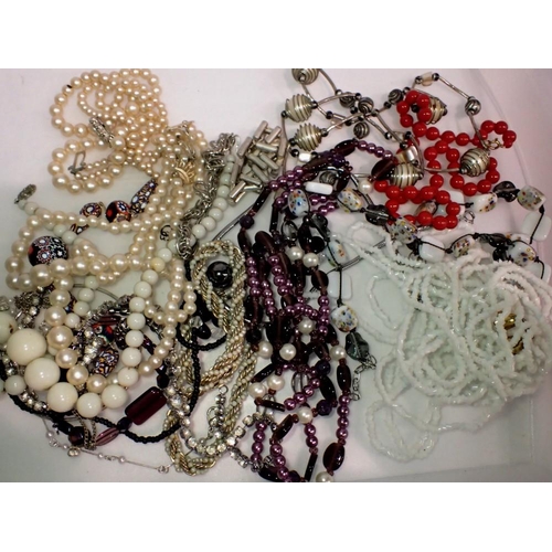 1065 - Mixed costume jewellery, mainly necklaces. UK P&P Group 1 (£16+VAT for the first lot and £2+VAT for ... 