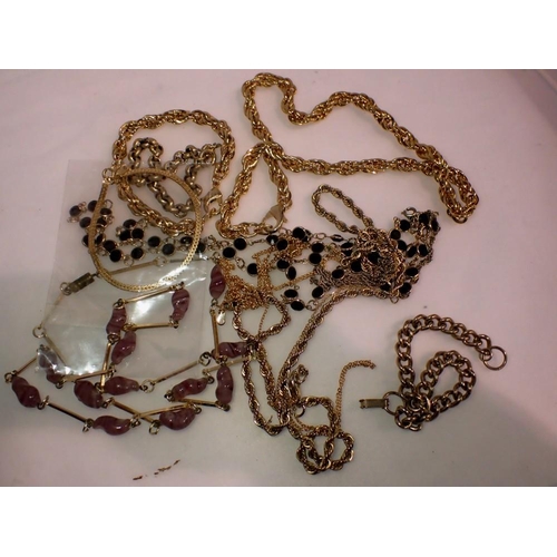 1071 - Mixed yellow metal jewellery. UK P&P Group 1 (£16+VAT for the first lot and £2+VAT for subsequent lo... 