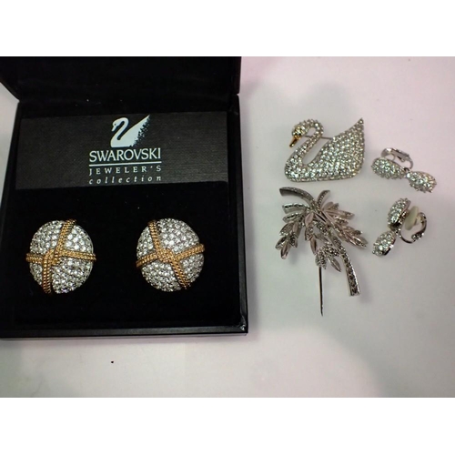 1075 - Swarovski brooches and earrings. UK P&P Group 1 (£16+VAT for the first lot and £2+VAT for subsequent... 