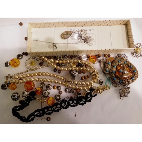 1095 - Mixed costume jewellery with a boxed suncatcher. UK P&P Group 1 (£16+VAT for the first lot and £2+VA... 