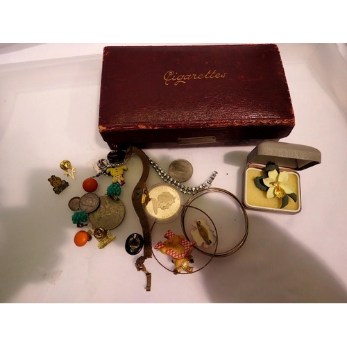 1103 - Cigarette box containing jewellery and coins. UK P&P Group 1 (£16+VAT for the first lot and £2+VAT f... 